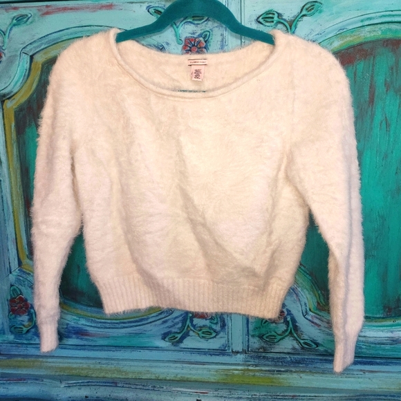 White Fuzzy Sweater Top ❄️🤍 - Picture 1 of 4